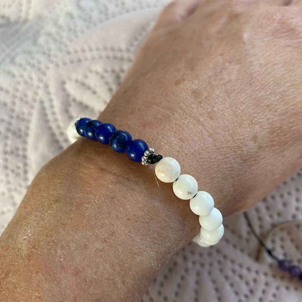 Adjustable howlite and lapis bracelet - Picture 6 of 6